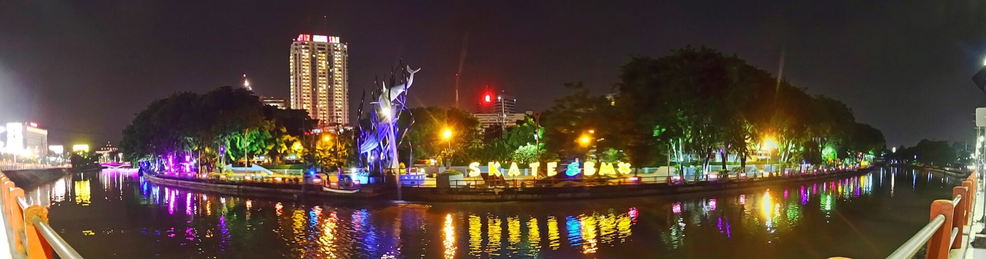 Surabaya Central Park dengan taman dan air mancur.